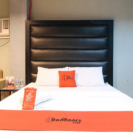 Reddoorz @ P Florentino Street Sampaloc Манила Екстериор снимка
