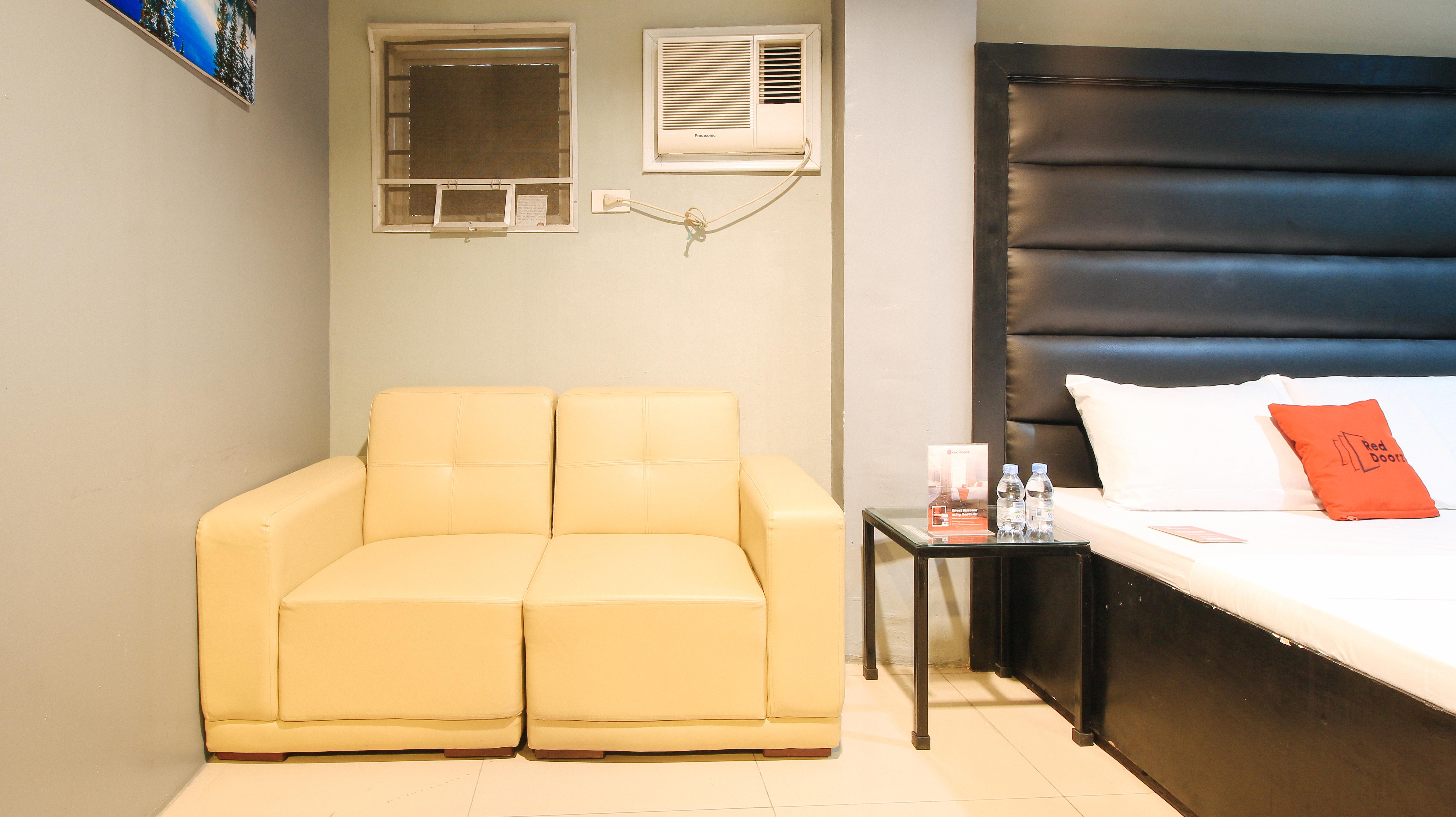 Reddoorz @ P Florentino Street Sampaloc Манила Екстериор снимка