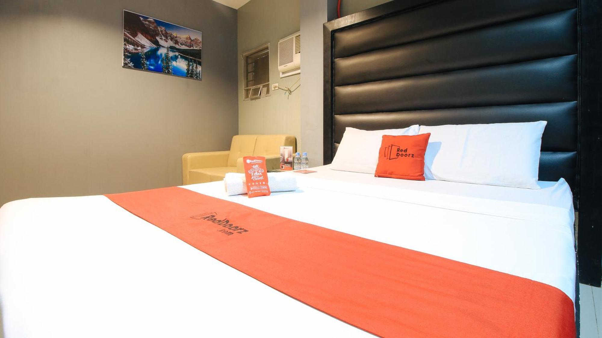 Reddoorz @ P Florentino Street Sampaloc Манила Екстериор снимка