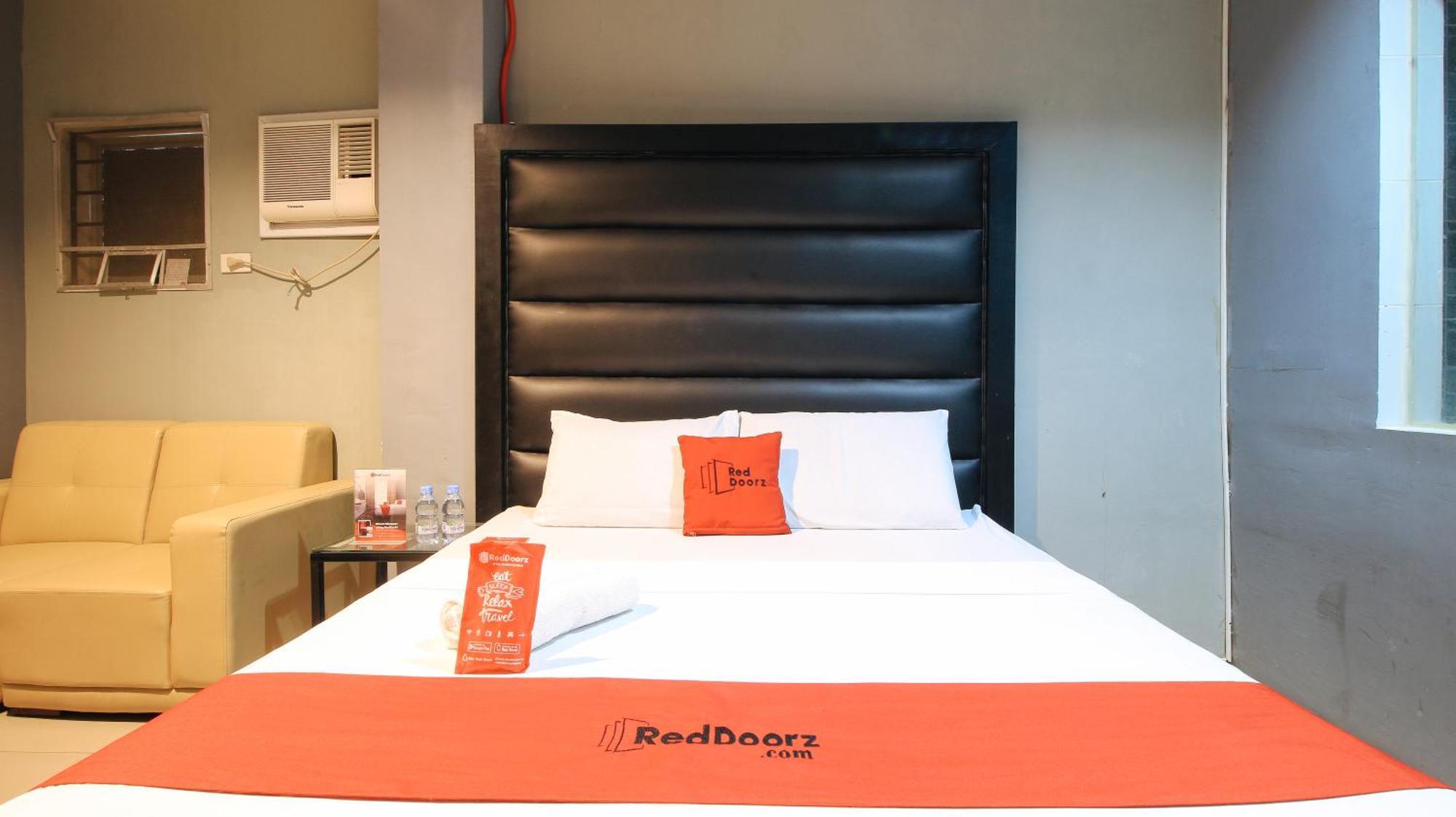 Reddoorz @ P Florentino Street Sampaloc Манила Екстериор снимка