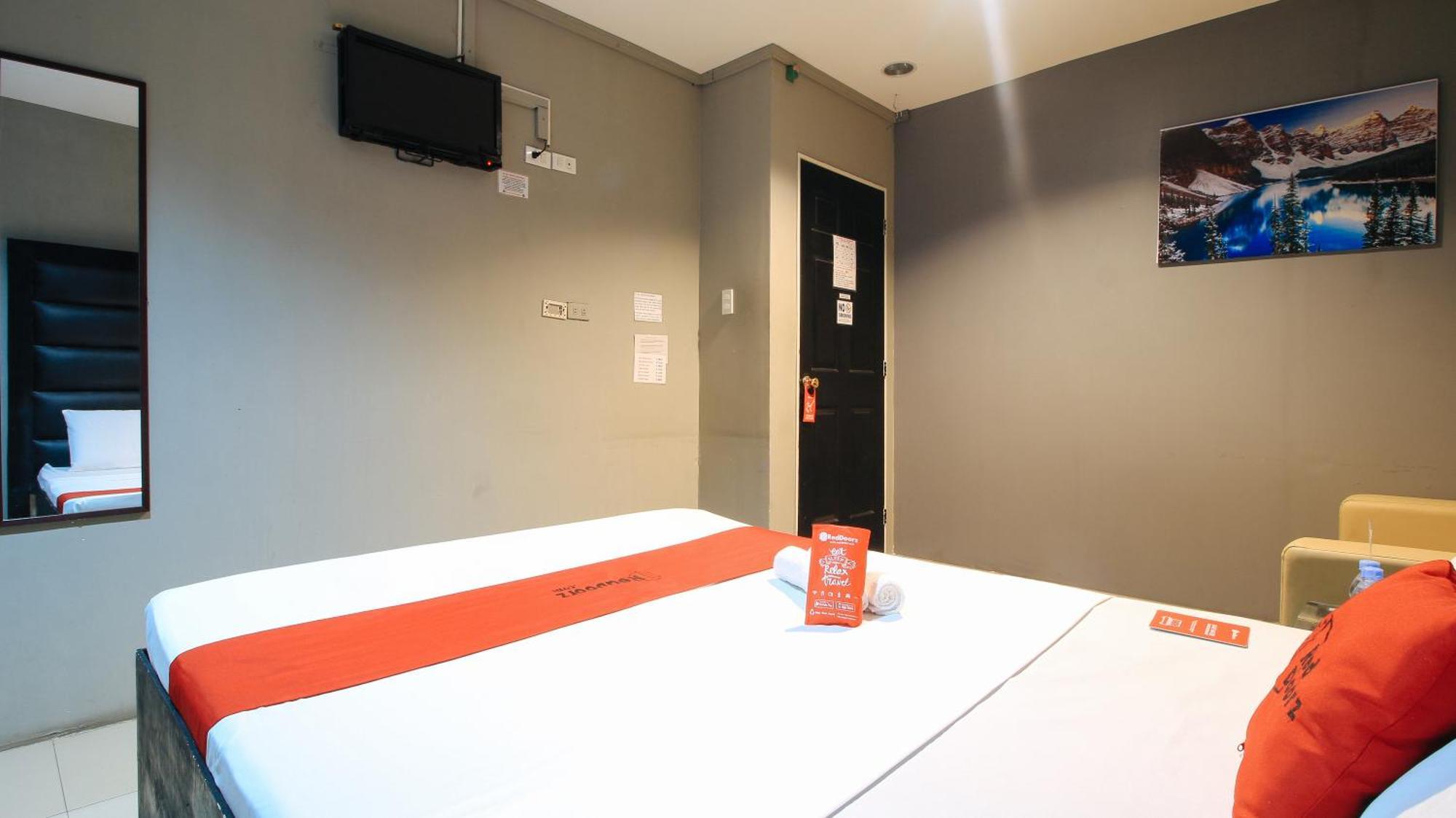 Reddoorz @ P Florentino Street Sampaloc Манила Екстериор снимка