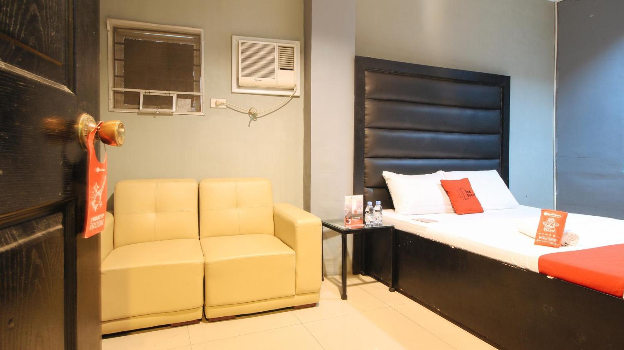Reddoorz @ P Florentino Street Sampaloc Манила Екстериор снимка