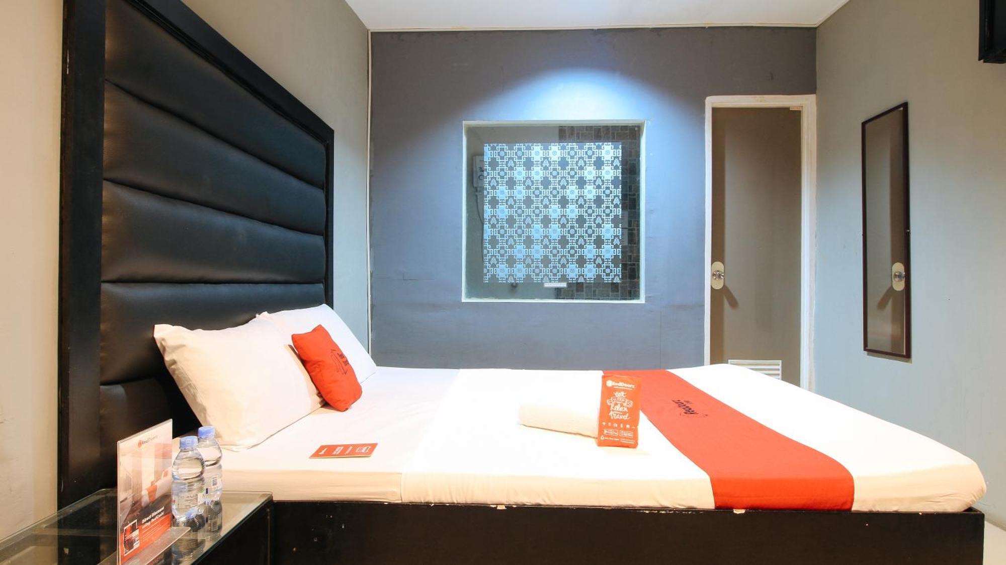 Reddoorz @ P Florentino Street Sampaloc Манила Екстериор снимка