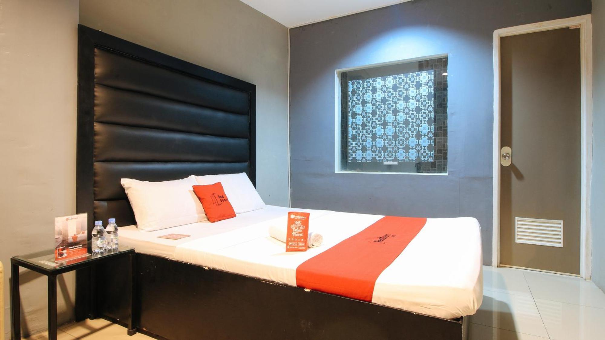 Reddoorz @ P Florentino Street Sampaloc Манила Екстериор снимка