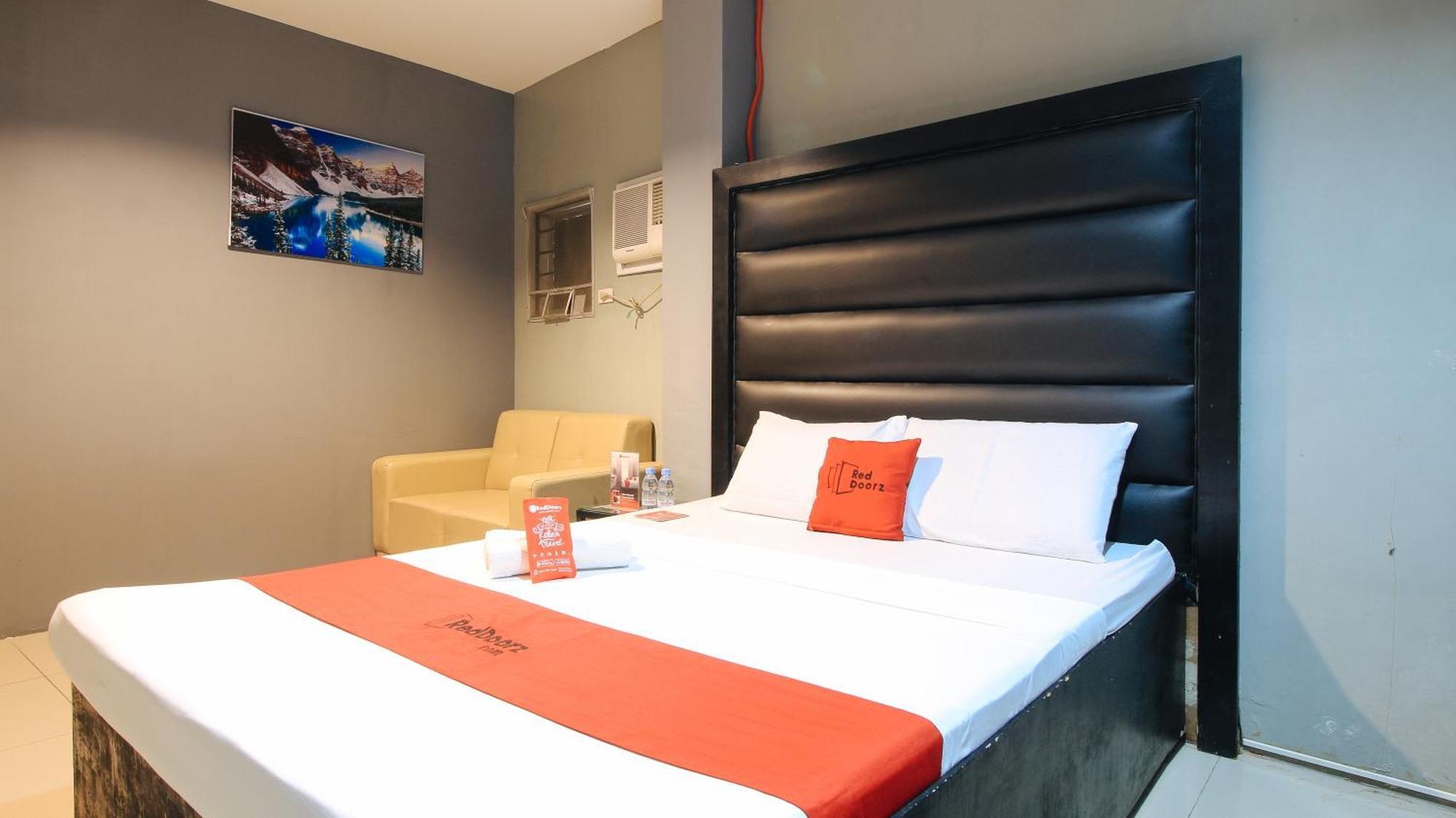 Reddoorz @ P Florentino Street Sampaloc Манила Екстериор снимка