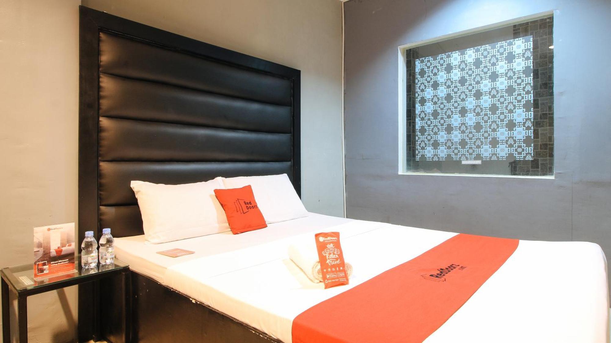 Reddoorz @ P Florentino Street Sampaloc Манила Екстериор снимка
