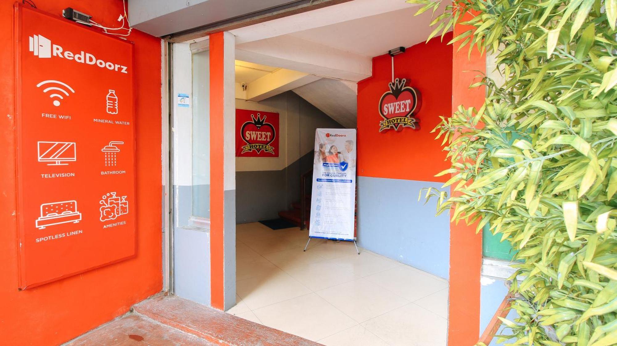 Reddoorz @ P Florentino Street Sampaloc Манила Екстериор снимка