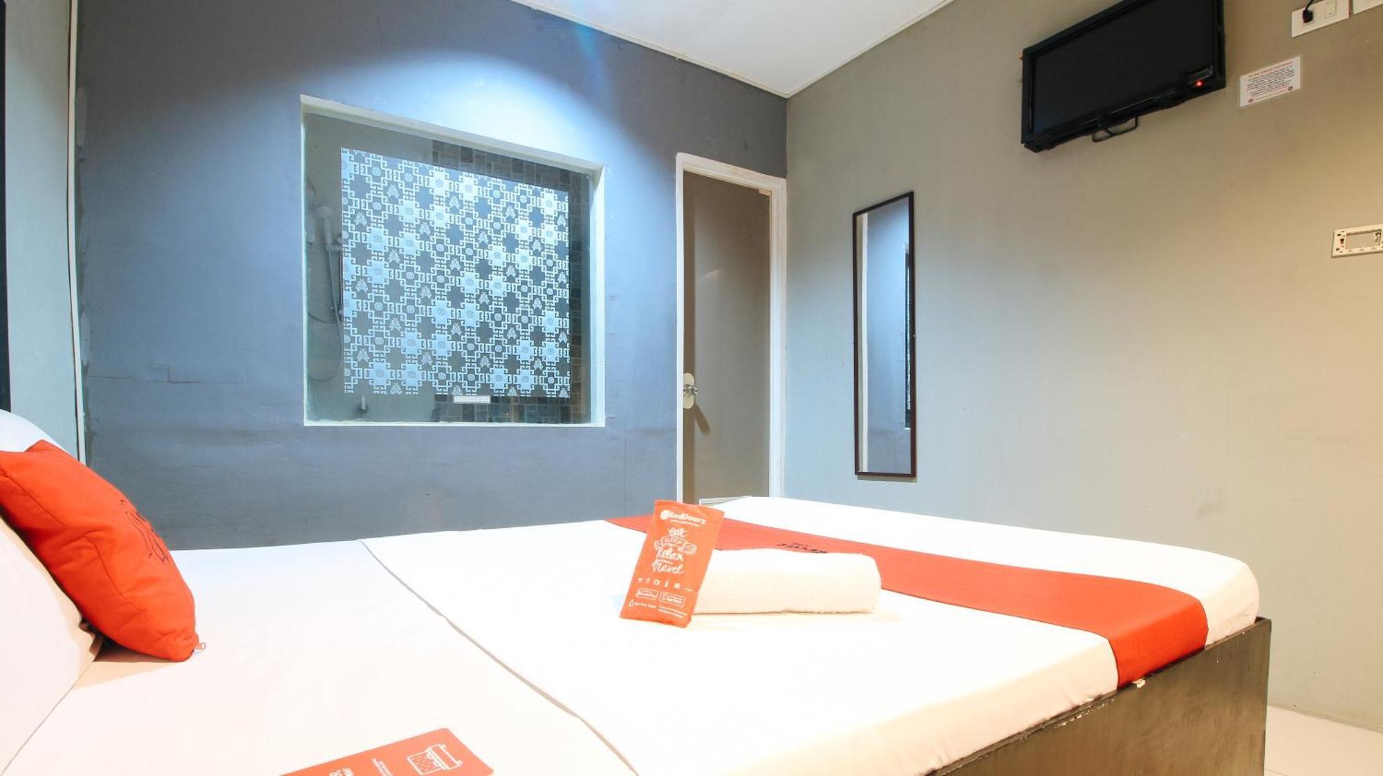 Reddoorz @ P Florentino Street Sampaloc Манила Екстериор снимка