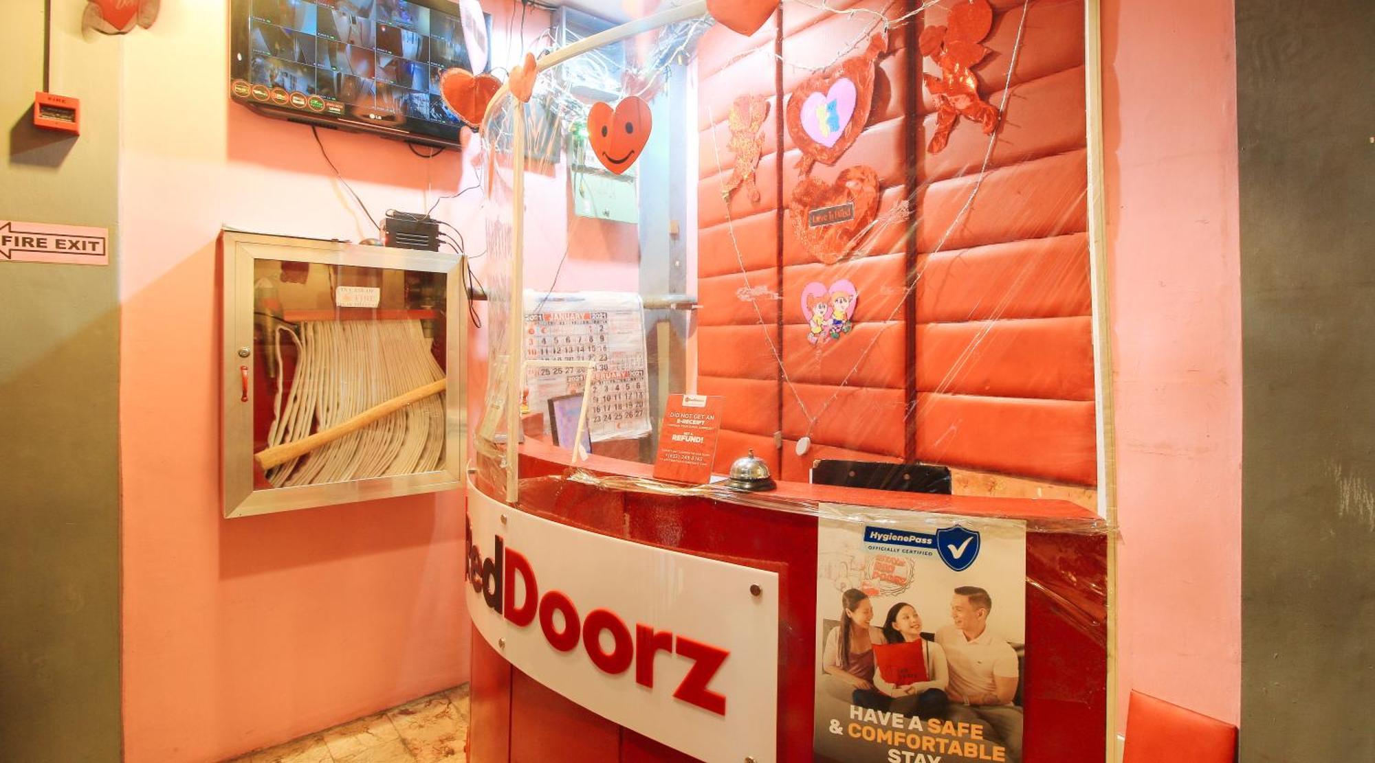 Reddoorz @ P Florentino Street Sampaloc Манила Екстериор снимка