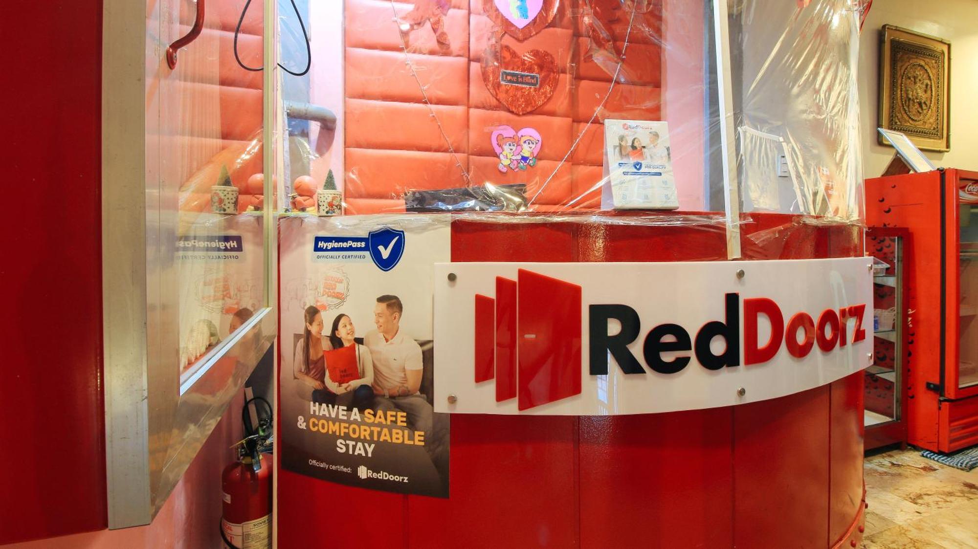 Reddoorz @ P Florentino Street Sampaloc Манила Екстериор снимка