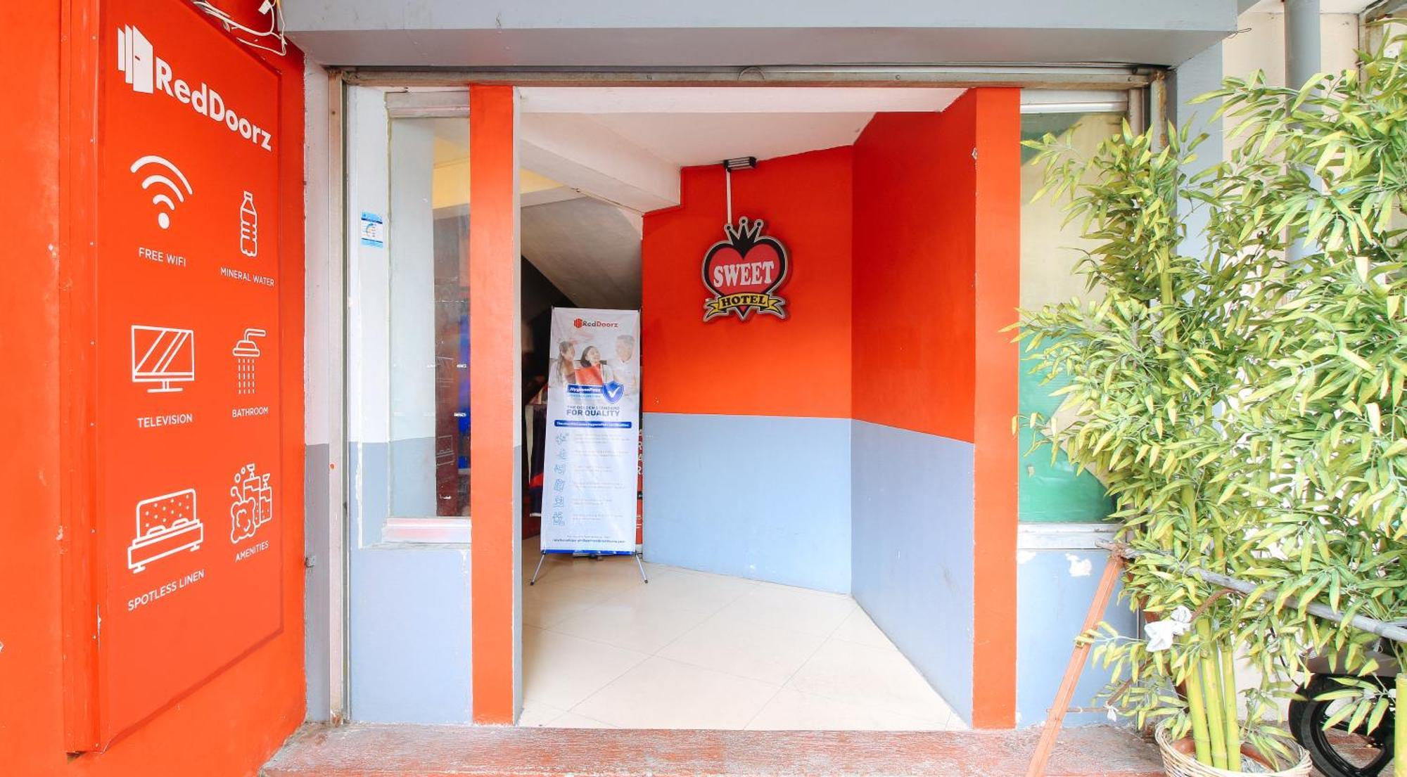 Reddoorz @ P Florentino Street Sampaloc Манила Екстериор снимка