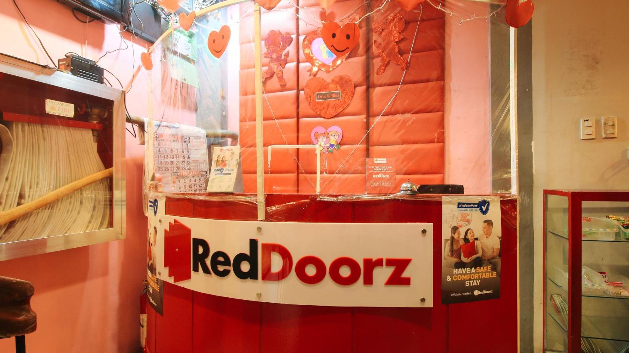 Reddoorz @ P Florentino Street Sampaloc Манила Екстериор снимка